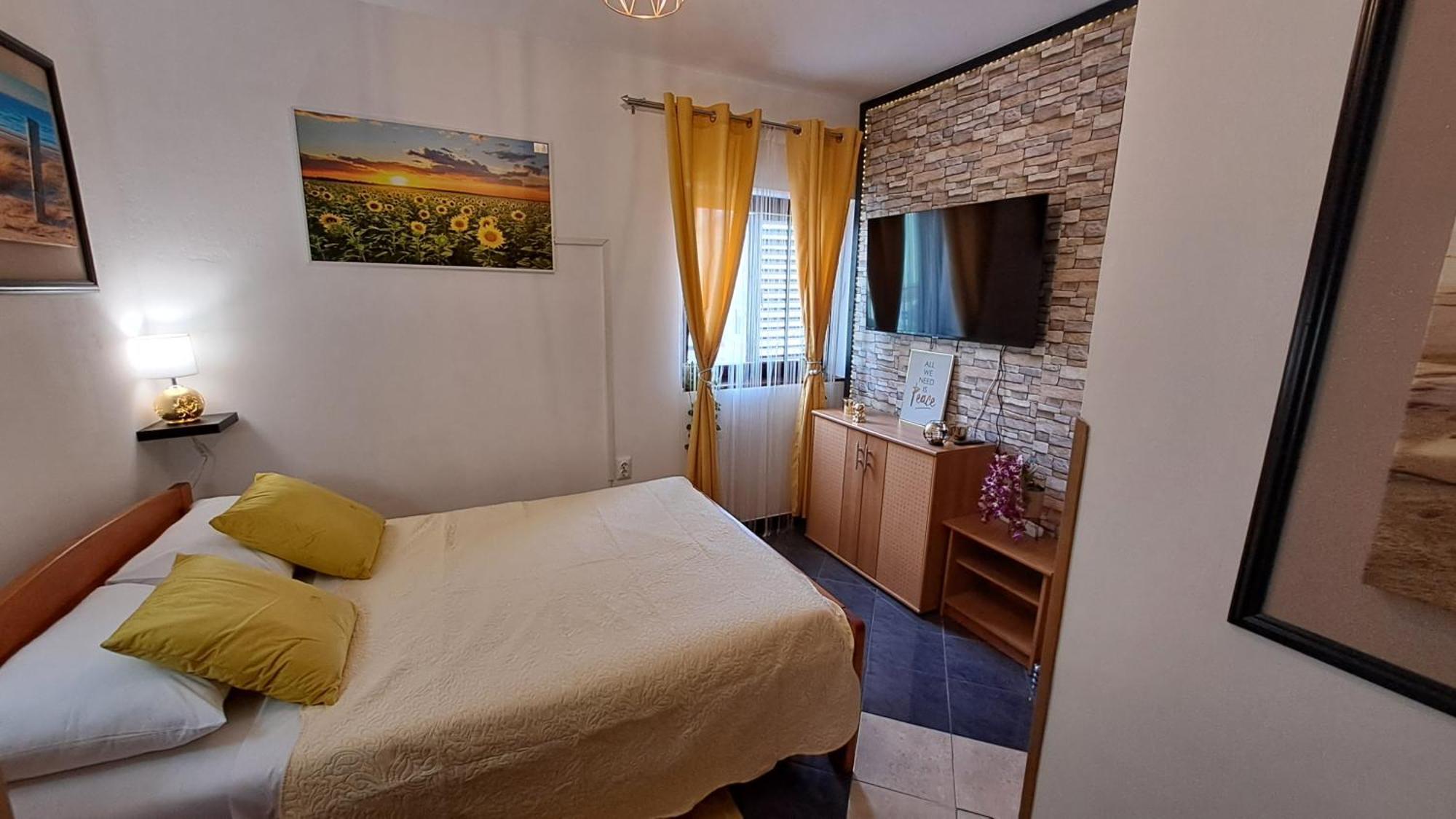 Red Gold Apartment Pula Bagian luar foto